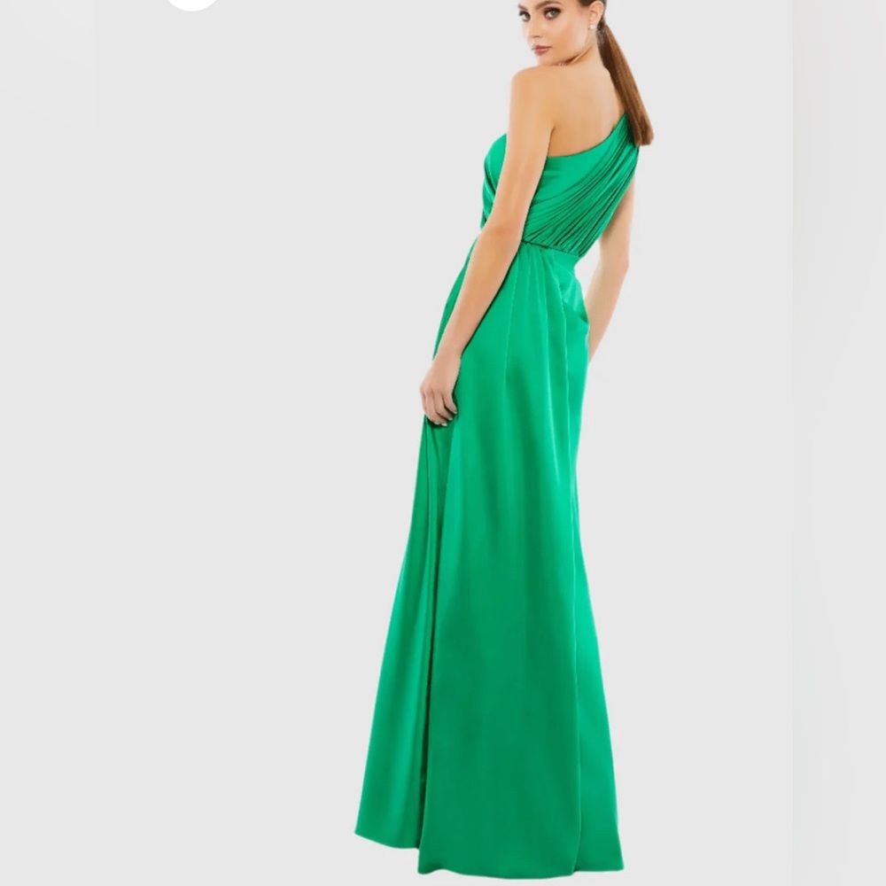 Elegant Green One-Shoulder Dress - Picture 2 of 15